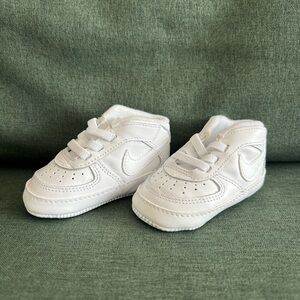 Nike baby Air Force One sneakers / booties (white, 2C)